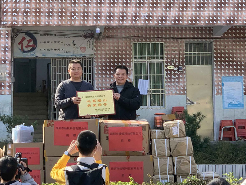 Canrill dona alla scuola elementare di Baimang nella città di Qingyuan